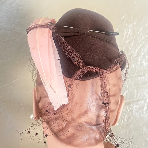 STUNNING 1940\'s BROWN FELT TILT FEDORA WITH PINK FEATHER \